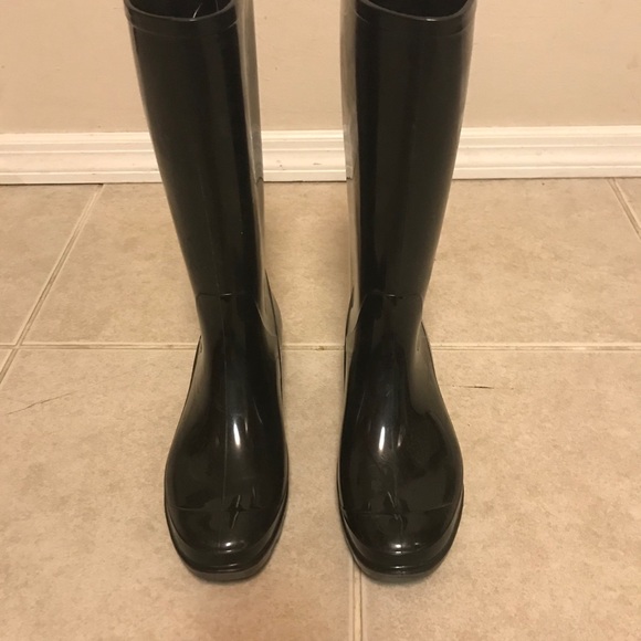 welmart Shoes - NWT Walmart classic conferable Black Rain-boots